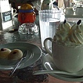 湖畔咖啡最有名的雙峰咖啡(二奶咖啡)，送兩小塊麻糬