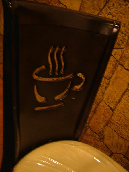 椅背上有可愛咖啡杯圖案
