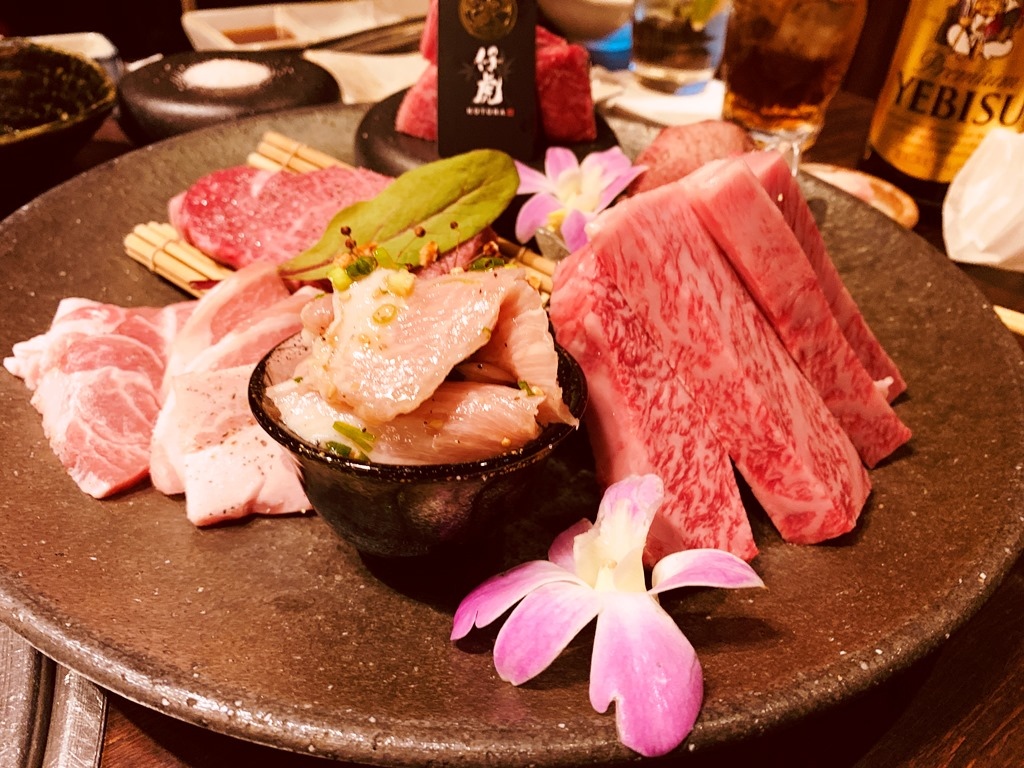 豬頸肉(放碗內的，又稱松阪豬)、岩手梅花豬肉、和牛牛排(油花最漂亮的)、小塊牛排(類似骰子牛)、牛舌、牛里肌肉