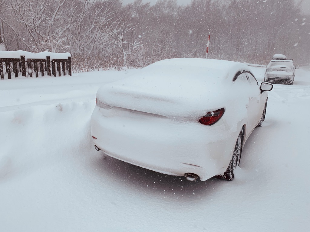 被雪覆蓋的車子