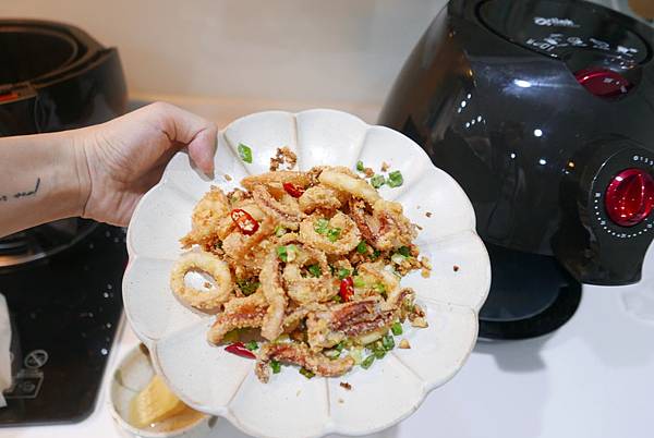 椒鹽中卷 像熱炒店一樣酥脆 搭配蒜酥最夠味 氣炸鍋作法 家庭主婦與小嬰兒的平淡每一天 痞客邦