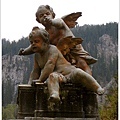 林德霍夫堡-詭異的雕像.jpg