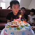 20120519 (3)最愛吹蛋糕上的蠟燭, 終於可以吹自己的生日蠟燭啦~