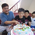 20120519 (4) 西瓜爹帶著大西瓜切下自己的生日蛋糕~好開心啊~~