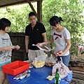 20120722觀音翔豪火龍果農場焢窯 &打水仗 (12)　開始動手包食材囉～！