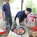 20120722觀音翔豪火龍果農場焢窯 &打水仗 (22)  還要仔細的把食材鋪平才能均勻受熱唷!