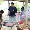 20120722觀音翔豪火龍果農場焢窯 &打水仗 (26) 放妥食材後準備要封窯啦~