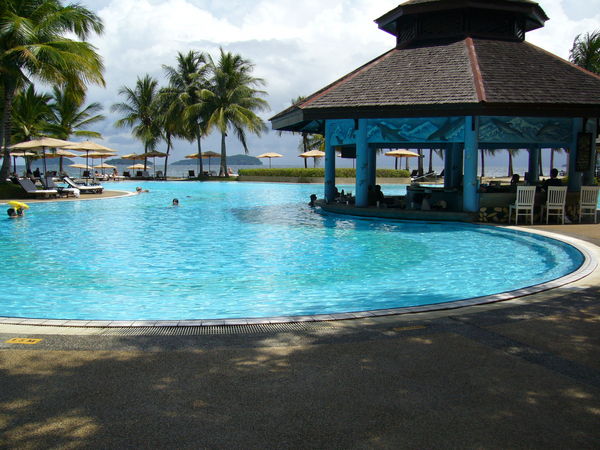飯店游泳池(左邊有躺椅, 右邊那個是吧檯喔)