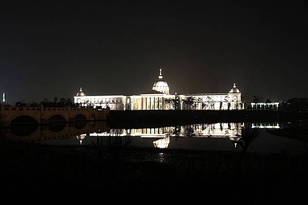 經過新奇美博物館也來拍個夜景 腳架完全派上用場