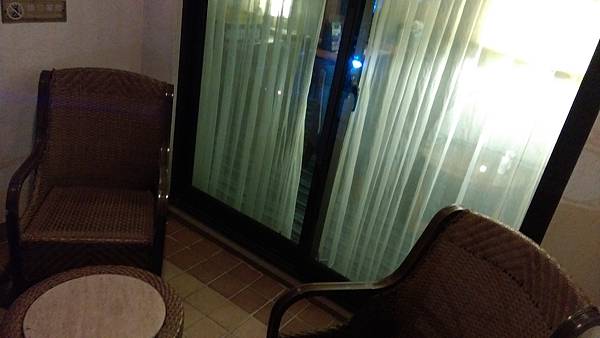 陽台外也有兩張椅子跟小桌子  好有閒情逸致貌