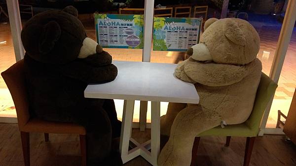 除了大熊外, 旁邊還有兩隻小熊在談判