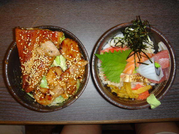 左邊: 燒肉+鰻魚飯; 右邊: 漁僮飯(綜合生魚片)