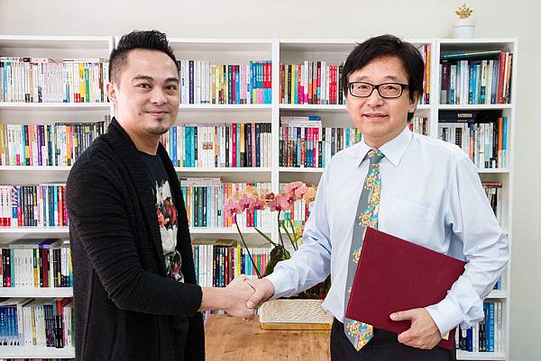 雷斯利傳媒總經理鄭博元(左);秀威資訊總經理宋政坤(右).jpg 雷斯利傳媒總經理鄭博元(左);秀威資訊總經理宋政坤(右).jpg