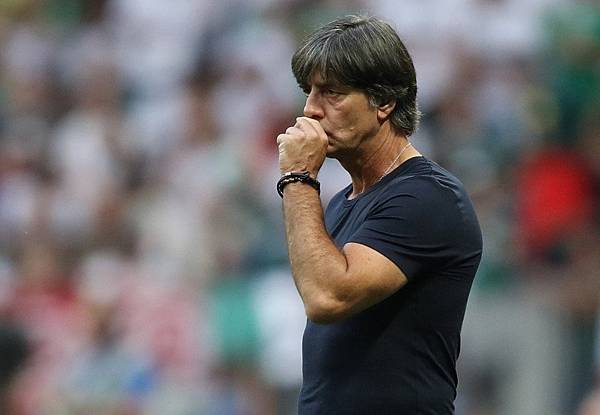 2018年世界盃小組賽第一輪德國0:1墨西哥:德國主帥勒夫(Joachim Low)擅長傳控戰術,但遇上墨西哥的瘋狂攻勢卻顯得難以招架。 2018年世界盃小組賽第一輪德國0:1墨西哥:德國主帥勒夫(Joachim Low)擅長傳控戰術,但遇上墨西哥的瘋狂攻勢卻顯得難以招架。