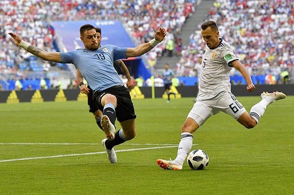 2018年世界盃小組賽第三輪烏拉圭3:0俄羅斯：俄羅斯的切里謝夫（Denis Cheryshev，右）。
