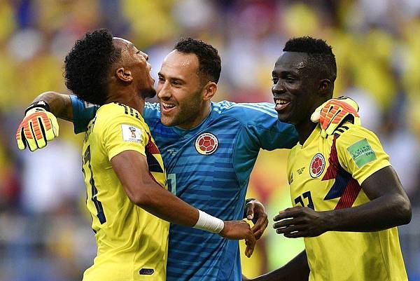 2018年世界盃小組賽第三輪塞內加爾0:1哥倫比亞：哥倫比亞分組第一進16強，球員相互擁抱慶祝。
