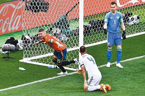 2018世界盃16強淘汰賽西班牙PK3:4俄羅斯：西班牙與地主俄羅斯十六強賽，俄羅斯伊格尼許夫奇（中）開賽十二分鐘擺烏龍，送西班牙一球。