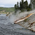 Midway 的溫泉水流入Firehole River