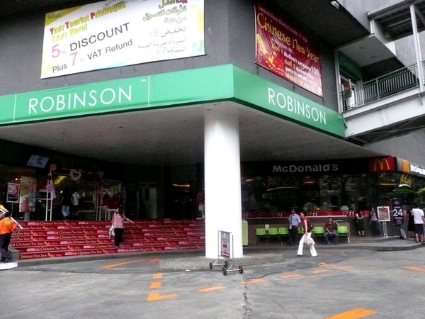 這是泰國當地的百貨bobson
