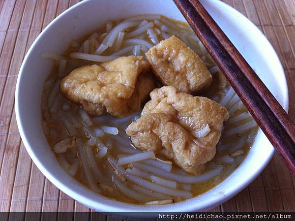 油豆腐粗短米粉湯(附白色豬骨頭湯熬法)