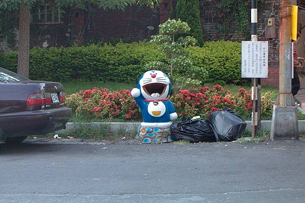 鹿港路邊的垃圾箱