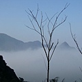 浸躺在雲霧中的大肚美人山