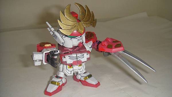 秦良是以Gundam Heavyarms為原型去改造。為符合三國主題，我將原有的主要武器：套在手臂上的盾牌機關炮，改成手持的盾牌雙爪