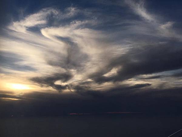 飛機上的雲.jpg