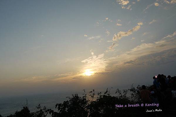 夕陽下得很快~~今天雲層很多....夕陽不美