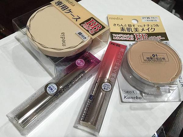 媚點media全新自然肌透BB蜜粉+晶透唇膏