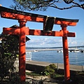 緊臨在加賀屋旁的小神社前鳥居