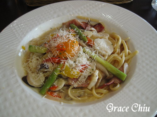 月見培根野菇佐白醬義大利麵 月見培根野菇佐白醬義大利麵