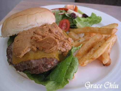 花生醬牛肉堡~上菜囉 Viva la fete法式餐廳(捷運忠孝新生站) 花生醬牛肉堡~上菜囉 Viva la fete法式餐廳(捷運忠孝新生站)