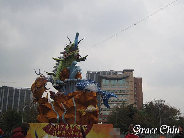 龍山寺前公園,後方建築為萬華區行政中心