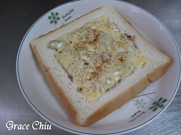 起士油飯盒子～吐司跟油飯好像真的不太搭，哈哈哈