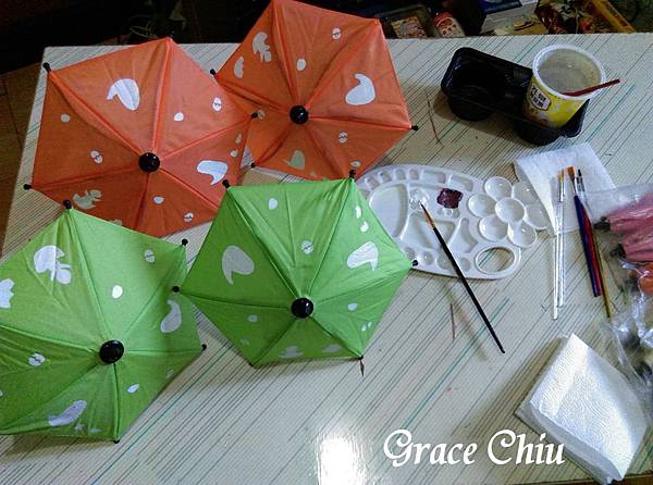 咕咕雞傘，光反覆上底色就花了二個小時 小傘彩繪 雨傘彩繪 手工 文創