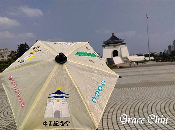 彩繪傘 把我畫的台北觀光印象傘與中正紀念堂實景合照一張^^