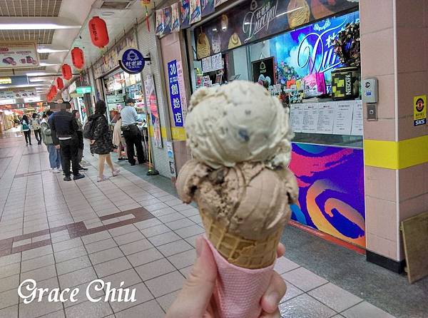 台北地下街杜老爺冰淇淋 二球依然是35元 (2020.01.09)