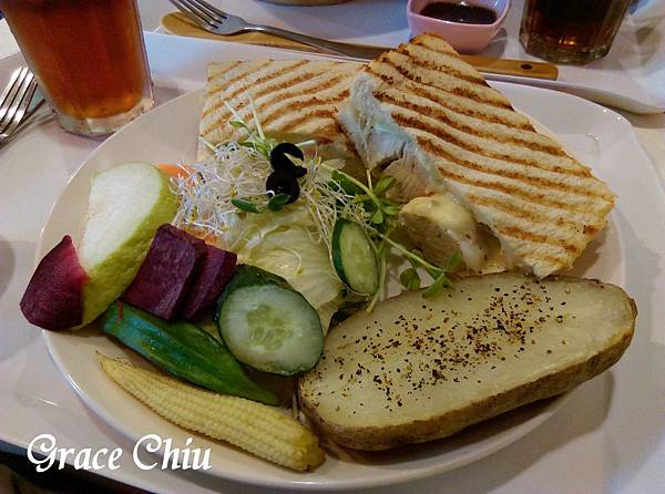 丘比手作土司早午餐 華山市場丘比 雙層乳酪雞肉帕尼尼