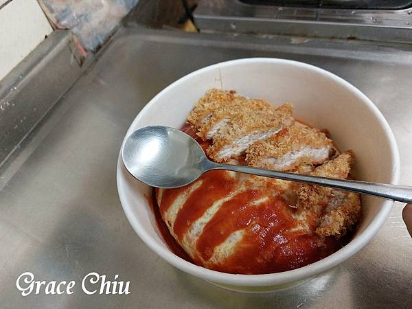 鴨子蛋包飯 日式炸豬排蛋包飯 紅飯 蕃茄醬炒飯 青椒牛肉炒飯 東園街28巷 盒直徑約15公分