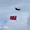 CH-47契努克運輸直升機懸掛巨幅國旗飛行台北上空 2023.10.10 中華民國國慶日