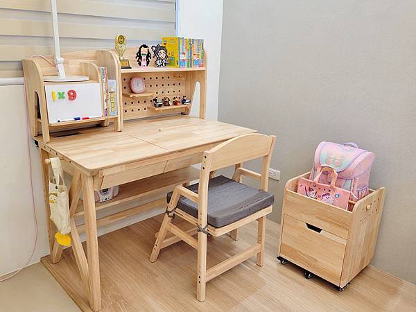 【兒童書桌推薦】環安傢俱好好學習桌椅許願組。從小孩用到大人。 【兒童書桌推薦】環安傢俱好好學習桌椅許願組。從小孩用到大人。