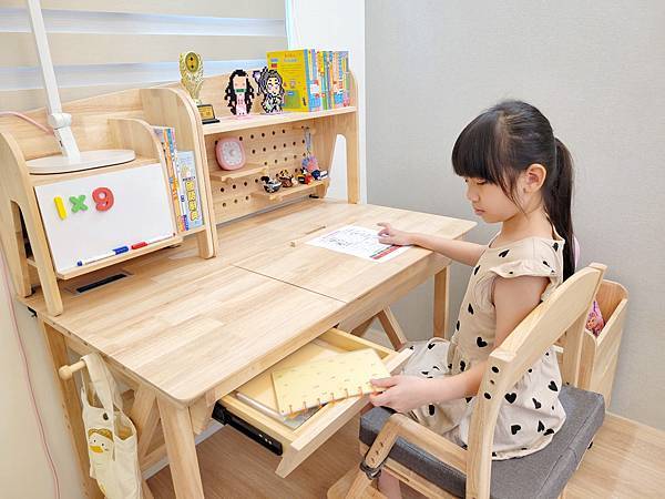 【兒童書桌推薦】環安傢俱好好學習桌椅許願組。從小孩用到大人。