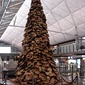 X'mas tree in Hong Kong Airport.JPG