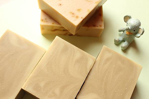 2017.08.09Lucia Cai母乳皂兩款酪梨洋甘菊.JPG