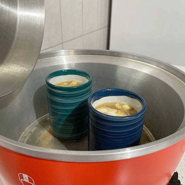 外鍋放入半杯水(量米杯)