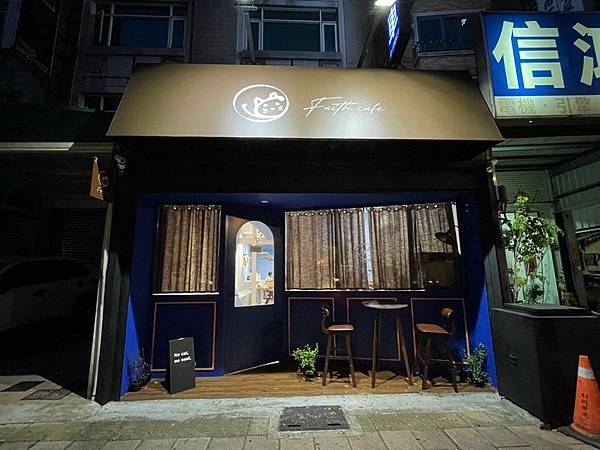 晚上的店門 晚上的店門