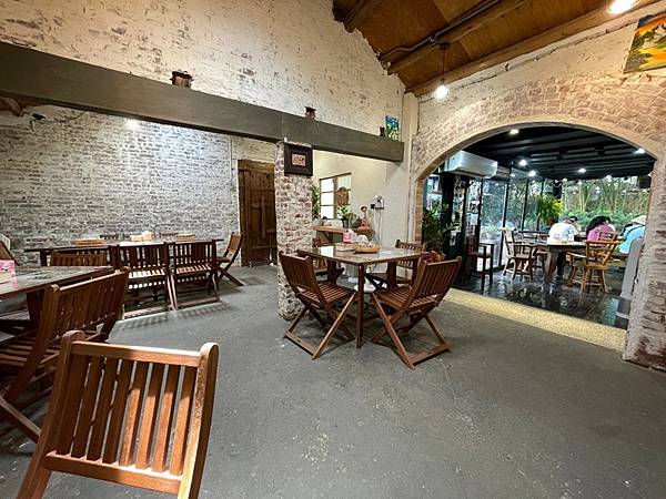 裡面的座位區(往外視角)