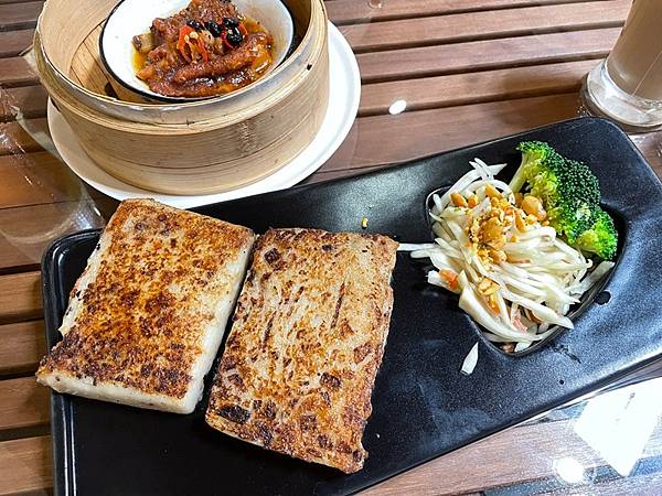 老闆私廚港點(蘿蔔糕或荷葉飯擇一，另有搭配雞腿排與鳳爪)