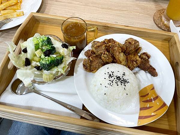 簡餐 唐揚雞加咖哩 簡餐 唐揚雞加咖哩